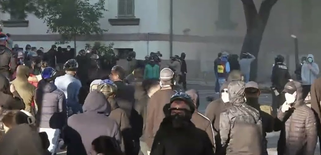Përshkallëzohet protesta, sulmohet edhe Ish-Hotel Dajti, që është godinë e Bankës së Shqipërisë