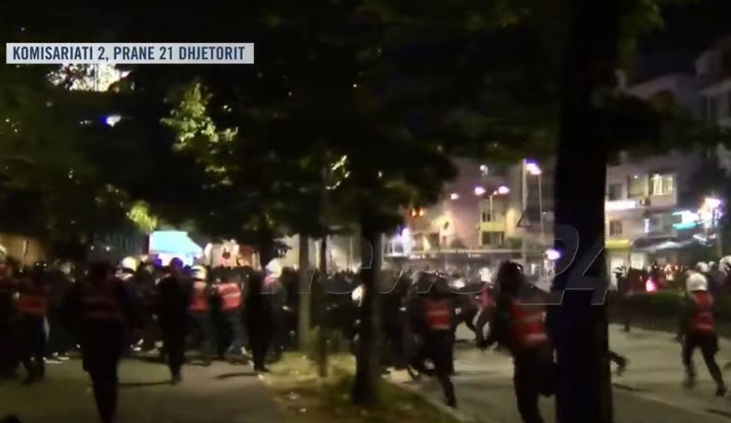 Përplasje të ashpra te 21 Dhjetori/ Policia përdor forcën ndaj protestuesve, turma shpërndahet me vrap