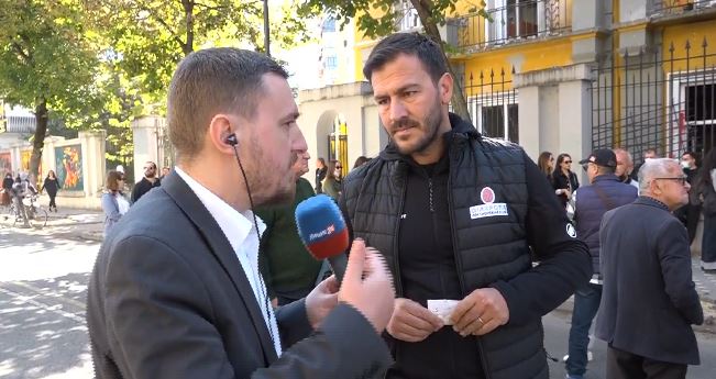 “Diaspora po vjen, do ta detyrojmë kryeministrin të japë dorëheqjen”/ Florian Haçkaj: Kallëzim në SPAK për dhunën ndaj të rinjve! Pro qeverisë tranzitore