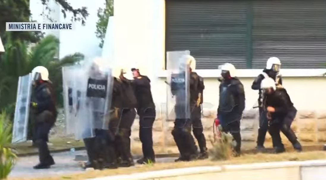 Pas tensioneve te Ministria e Financave, ndërhyn FNSH! Përleshje me gaz lotsjellës dhe gurë, protestuesit nuk tërhiqen