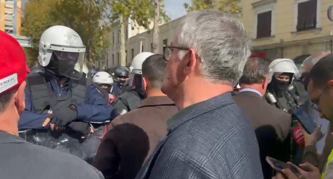 “Po na vjedhin, boll më!”/ Pedagogu përballet me policët në protestë: Rama nuk e mban më! Ajo “Bela” ka miliona, ju nuk keni bukë në shtëpi. Nuk shkon më kështu