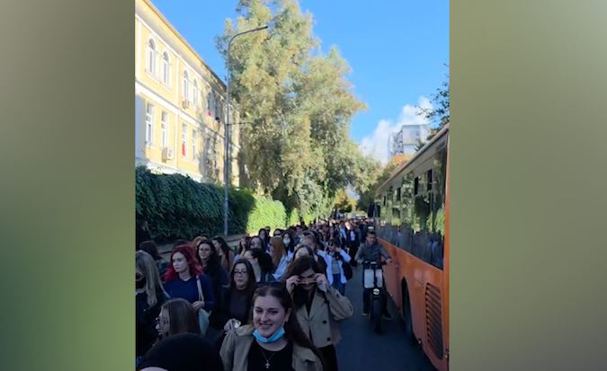 “Studentët e bashkuar kanë për të fituar”/ Mjekë dhe studentë marshojnë drejt Kryeministrisë, kërkojnë dorëheqjen e Ramës