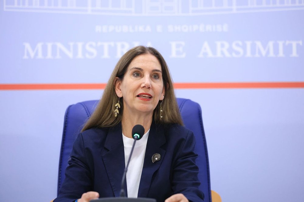 Kumbaro u drejtohet prindërve: Shkollat vijojnë mësimin normalisht