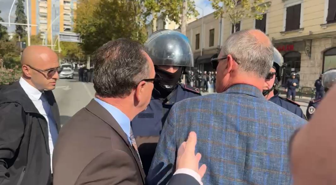 “Çfarë do të bëni, mundje, grushte…”/ Policët i ndalojnë t’u bashkohen protestës së studentëve te Kuvendi, pedagogët heqin barrierat