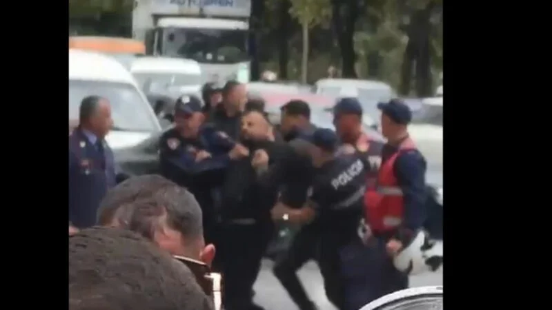 ‘Sherr’ brenda dhe jashtë Kuvendit/ Garda rrethon foltoren, protestuesit përplasen fizikisht me efektivët, Policia përgjigjet me spraj lotsjellës