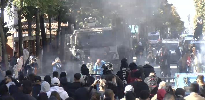 Zjarr, tym dhe thirrje kundër klasës politike: “Rama n’burg, Berisha n’burg”! Çfarë po ndodh në protestën para Ministrisë së Arsimit