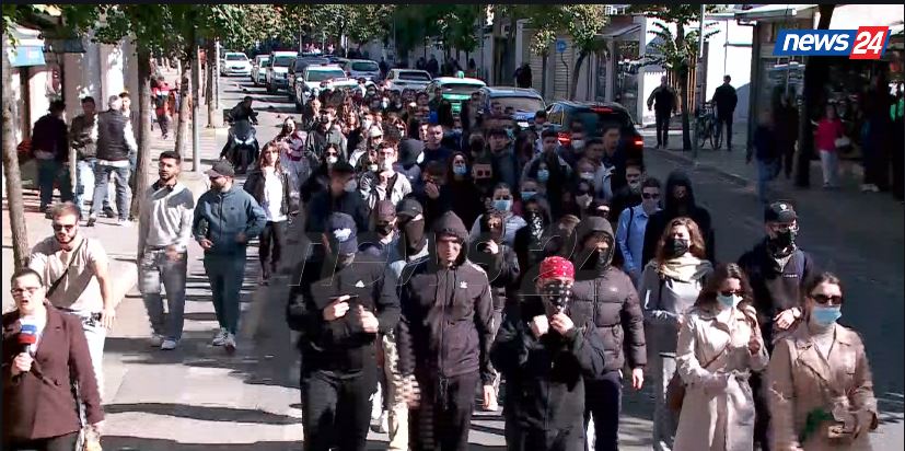 “S’ka kompromis, Kryeministri të ikë”/ Nis marshimi i studentëve drejt Ministrisë së Arsimit, vijon pakënaqësia
