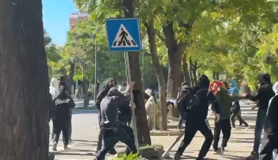 Tensionohet protesta në Elbasan, shkulen tabelat e sinjalistikës rrugore dhe u vihet flaka koshave të mbeturinave