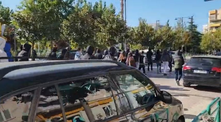 Të rinjtë në Elbasan bojkotojnë mësimin, dalin sërish në protestë, forca policie në terren