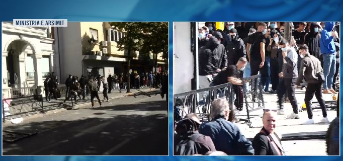 Nuk ndalen studentët! Bllokojnë Rrugën e Durrësit me kangjella, shkatërrojnë reklamat anash rrugës