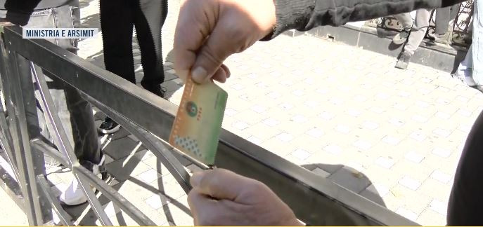 Protestuesi djeg LIVE teserën e PS-së: Jam socialist që në kohën e Nanos, por nuk e dua më! Jam i zhgënjyer, sot jam me protestuesit