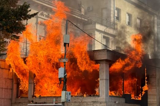 Rriten tensionet në protestë, protestuesit i vendosin flakën një prej godinave në Rrugën e Durrësit