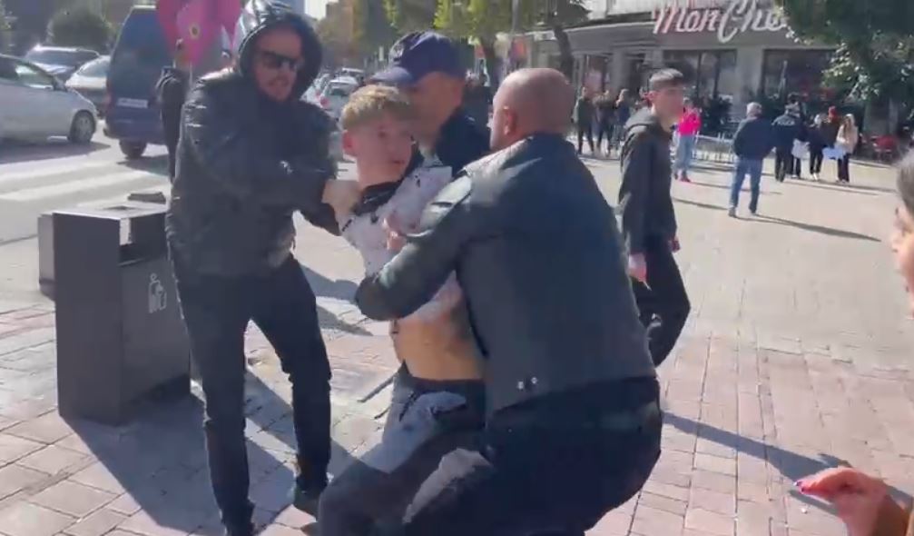 “Ule kokën të thashë”/ I grisin bluzën! Policë dhe civilë arrestojnë me dhunë adoleshentin në Korçë