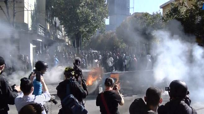 Studentët vendosin barrikada! Tensione para Ministrisë së Arsimit, të rinjtë u vënë flakën koshave të mbeturinave