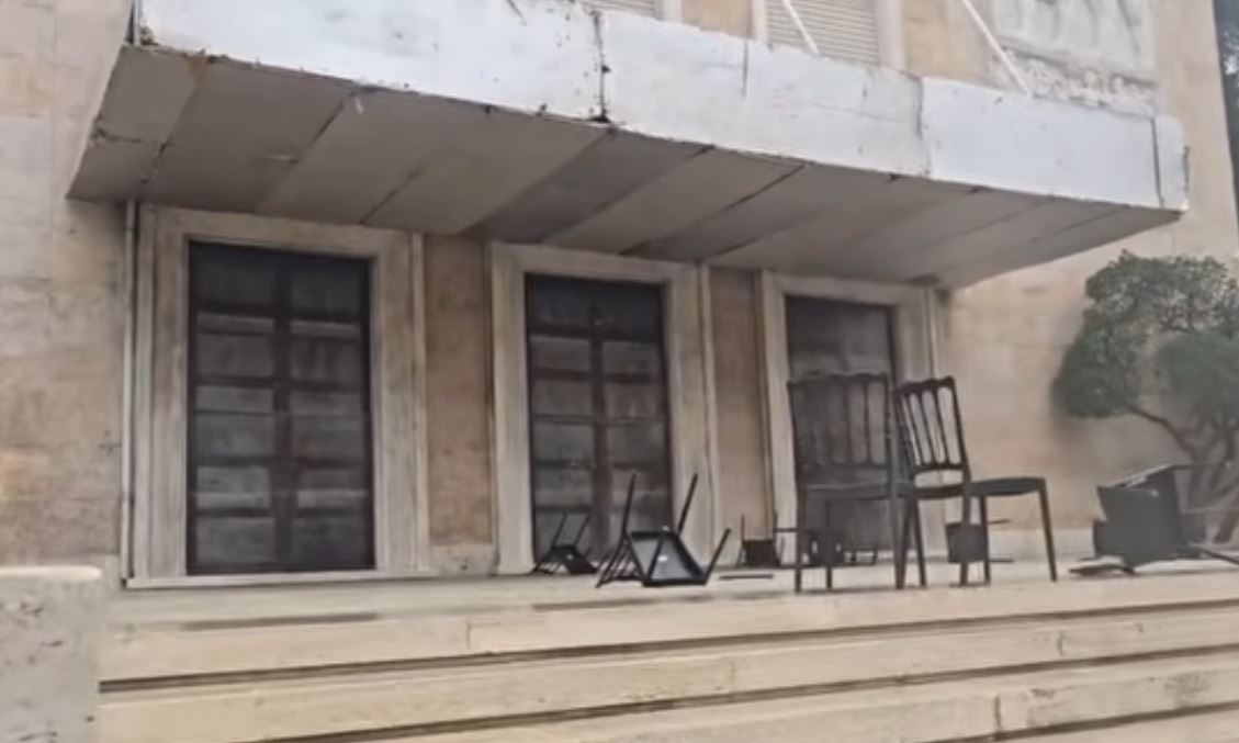 Rama i ftoi në dialog, studentët dhe pedagogët e refuzojnë, hidhen karriget te Kryeministria, protestuesit: Dorëheqje!