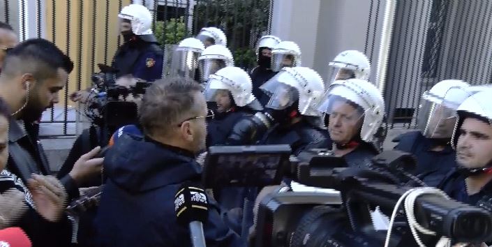 “Mos na rrihni fëmijët, po mbroni hajdutët!”/ I riu pësoi dëmtime të rënda nga dhuna e policisë, protestuesi: Të ndëshkohet dhunuesi