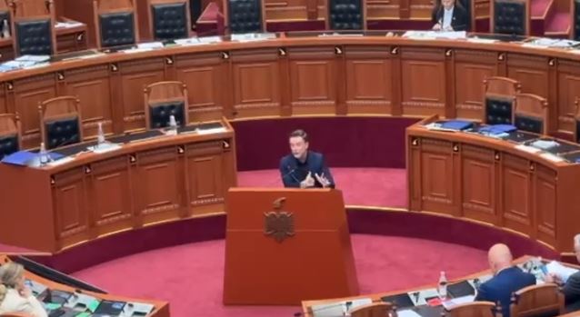 Zbardhet debati pa mikrofon! Braçe mes thirrjeve për t’u larguar nga foltorja: A është gati qeveria të delegojë pushtetin afër qytetarit?! Po nuk bëmë k