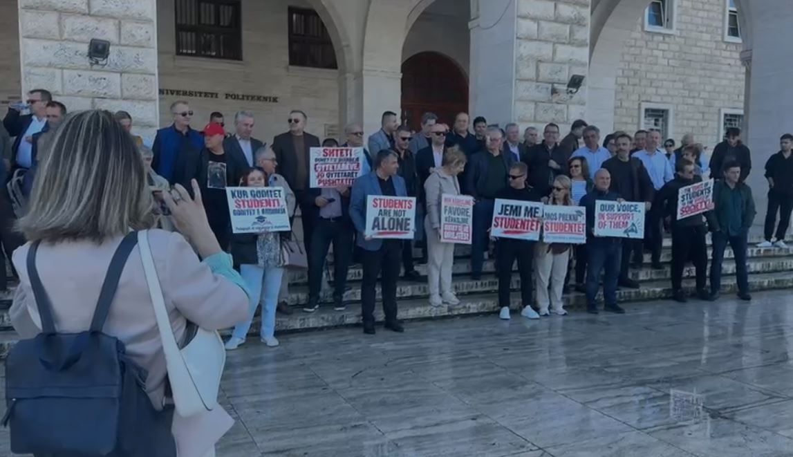 “Mos prekni studentët!”/ Pedagogët marshojnë drejt Kuvendit, i bashkohen studentëve