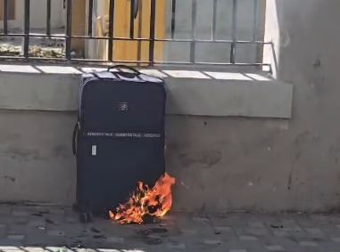 “Jo eksodit të të rinjve!”, mesazhi i fortë që vjen nga protesta, studentët i vënë flakën një valixheje para Ministrisë së Arsimit