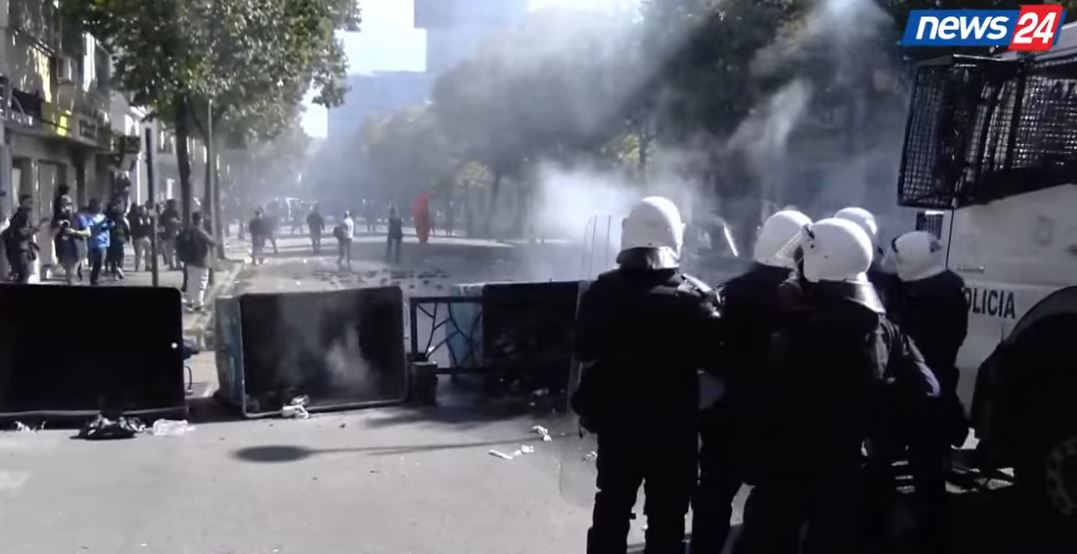 Tensione dhe përplasje te Ministria e Arsimit/ Policia ndërhyn me ujë me presion për të shpërndarë protestuesit