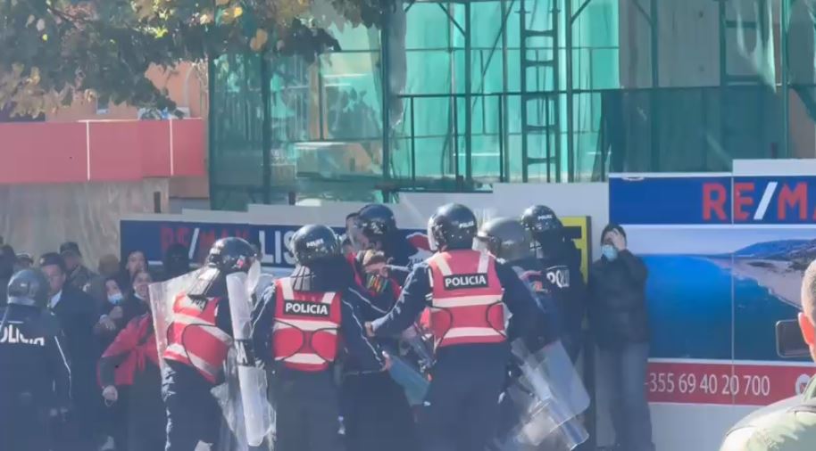 Protestuesit përleshen me policinë në Lezhë/ Adoleshenti shoqërohet forcërisht, lëndohet një vajzë.