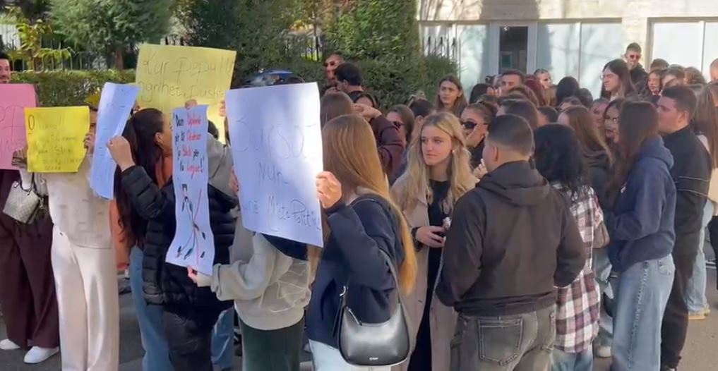 “Duam diplomë për të qëndruar jo biletë për t’u larguar”/ Studentët e Universitetit në Korçë i përgjigjen Ramës: Bursat nuk janë mjete politike