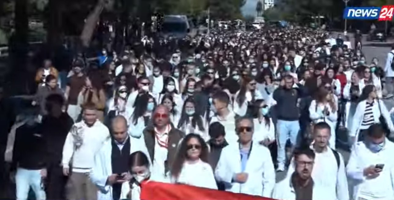 Mjekët dhe studentët e Mjekësisë marshim masiv drejt Kryeministrisë me thirrje kundër Ramës dhe qeverisë