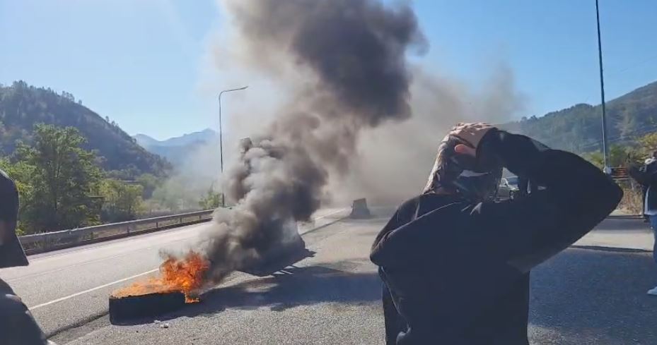 Nxënësit në Mirditë bojkotojnë mësimin, protesta zhvendoset në Rrugën e Kombit, digjen goma