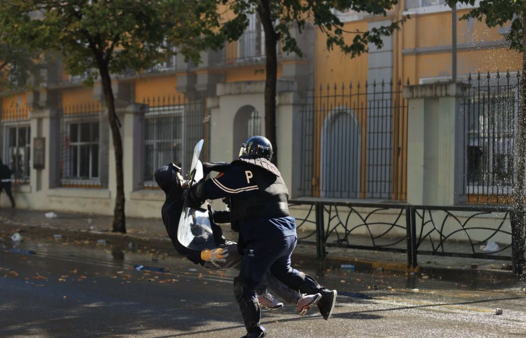 “Policia tejkaloi kompetencat”/ Dhunë në protesta dhe efektivë të pezulluar, ministri Demo: Ata që sjellin kaos do të përballen me ligjin