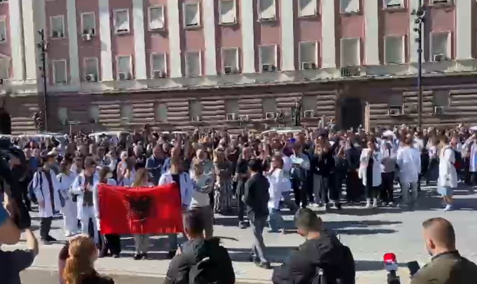 Nis protesta para Kryeministrisë! Studentët dhe pedagogë i përgjigjen Ramës nga poshtë zyrës së tij: Dorëheqje!