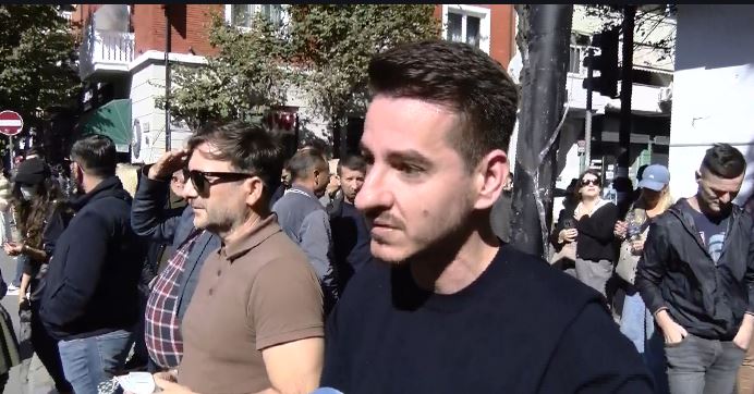 “Kjo është Ministria e Plagjiaturës”/ Ish-zv.ministri Taulant Muka nga protesta: Ditët dhe orët e Ramës janë të numëruara!