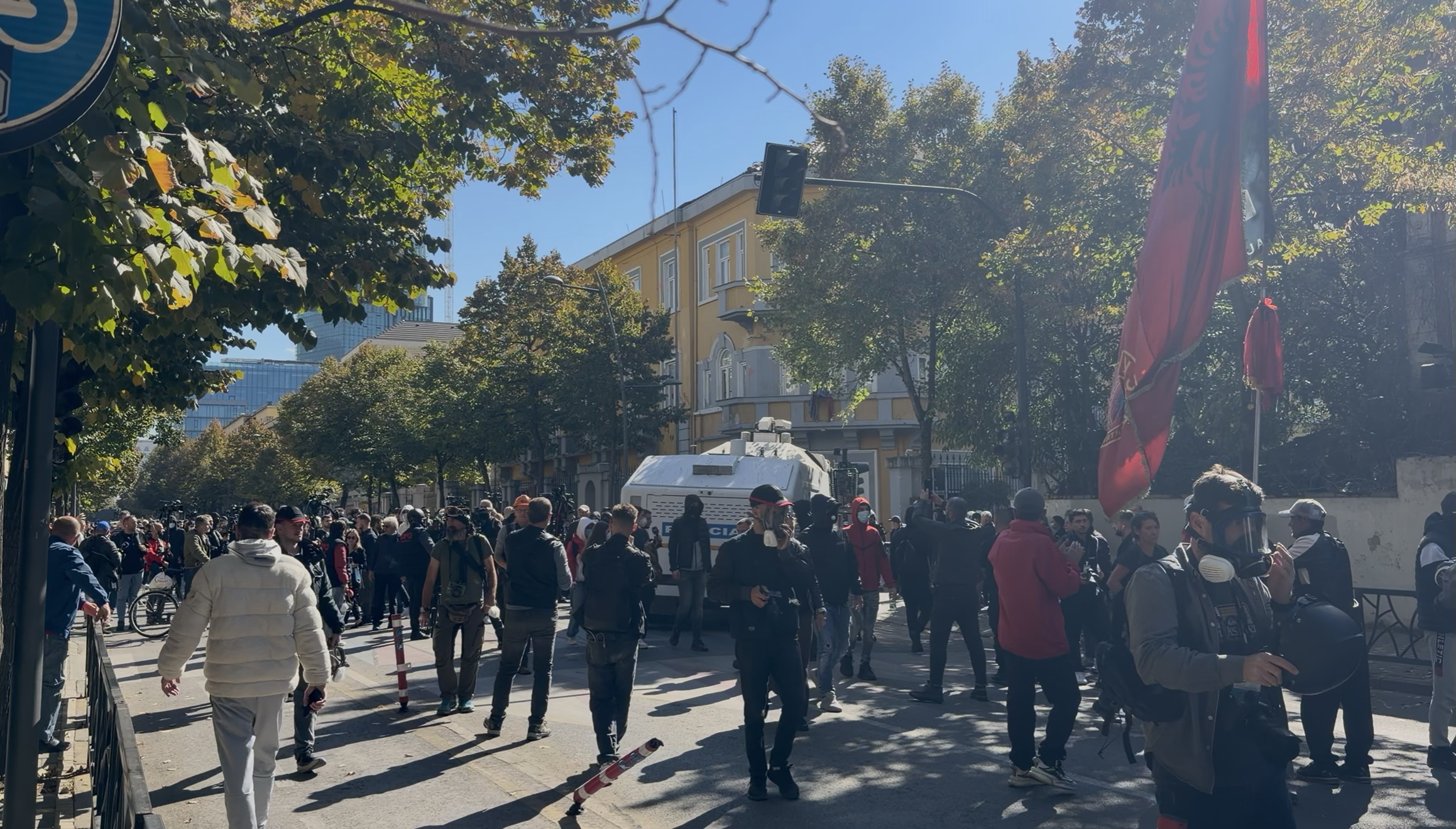 Protestuesit marshojnë në rrugët e Tiranës