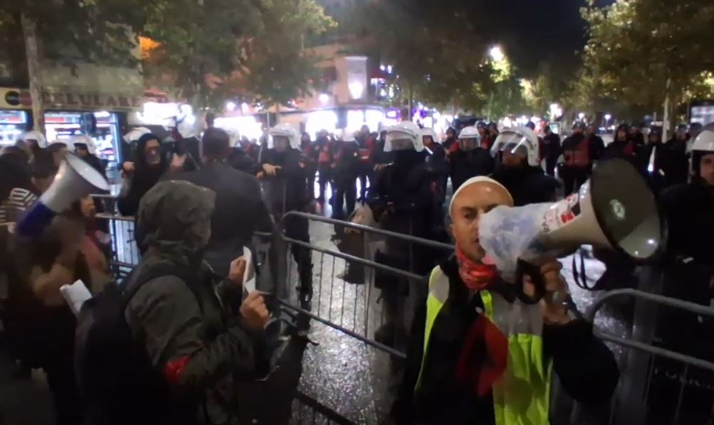Kuvendi voton sot për Reformën Territoriale – Aktivistët dhe qytetarët rrethojnë Kuvendin: Anuloni votimin! Arrestoni Ballukun!