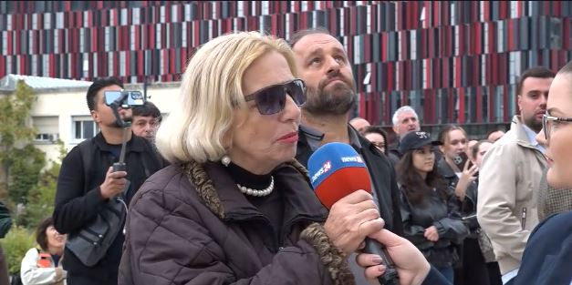 “Rinia hoqi frikën, s’ka kthim pas!”/ “Kuçedrës së kuqe i ka mbetur pak kohë”, protestuesja te Politekniku: Të bashkuar mund të fitojmë!