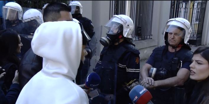 “Hiqini kapelet, mendoni për të ardhmen tonë!”/ 16-vjeçari thirrje policisë nga protesta para MA: Mos na dhunoni!