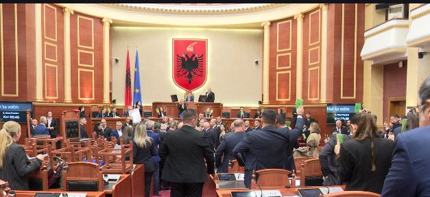Vijojnë tensionet në Kuvend, Noka dhe Boçi debat me socialistët, Peleshi-Leskajt: Bujar thuaju shokëve…Opozita: Ju erdhi fundi!