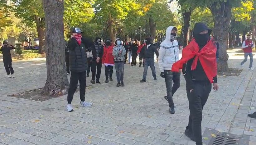 “Rama n’burg, Berisha n’burg!”/ Të rinjtë e Shkodrës ngrihen në protestë, thirrje policisë: Hiqini kapelet!