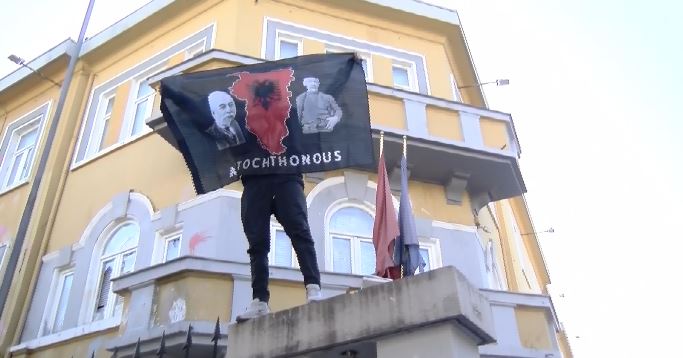 Nën tingujt e këngëve patriotike dhe flamurin “Autochthonous”, të rinjtë sfidojnë sistemin dhe dhunën policore