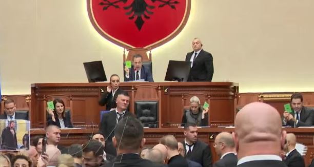 Kaos, përplasje dhe tensione në Kuvend/ Socialistët votuan projektligjet, mbyllet seanca plenare