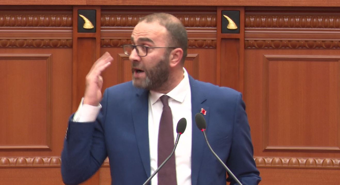 “Kush ia jep Gardës të drejtën të më ndalojë të flas”/ Demokrati i bie me grusht foltores, Peleshi i përgjigjet Bardhit: Kuvendi s’është arenë gladiatorësh