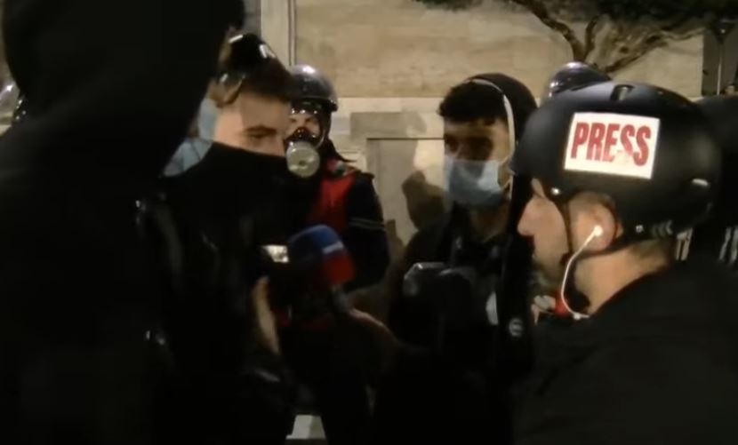“Rama kanceri i Shqipërisë”/ Protestuesit dhe policia bëjnë paqe? I riu zbulon çfarë ndodhi para Kryeministrisë: Edhe këta janë shqiptarë! Ramë dakord të…