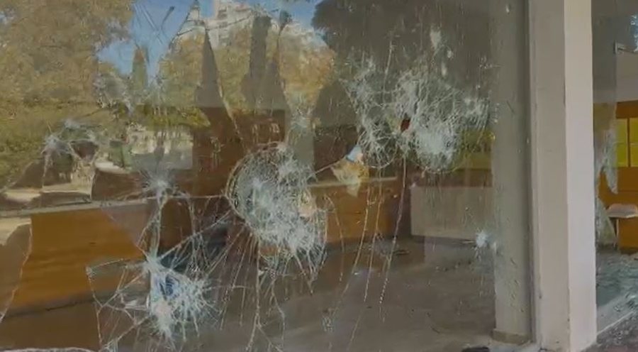 Përshkallëzohet protesta në Durrës, thyhen xhamat e Postës, shoqërohen 25 të rinj, mes tyre 3 të mitur